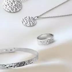 Bague martelée en argent à graver