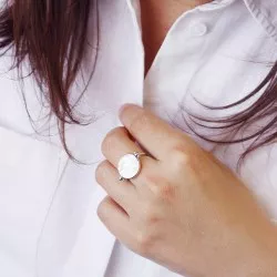 bague personnalisée nacre ronde et argent portée