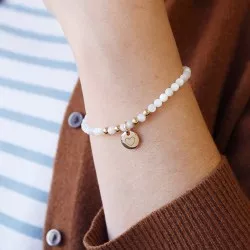 Bracelet perles et médaille initiale à graver